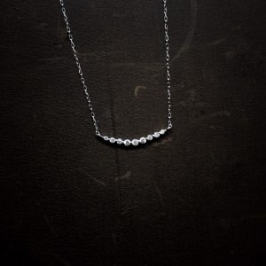 DEVASHRII JEWEL • 廸瓦許輕珠寶 - Curve Smile 0.1 克拉 diamond 經典微笑鑽石裸感鎖骨項鍊 | 日本輕珠寶