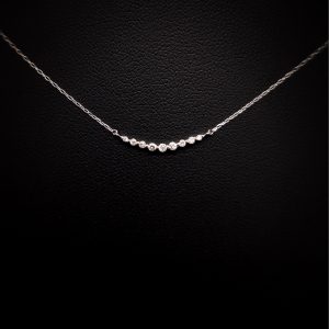 DEVASHRII JEWEL • 廸瓦許輕珠寶 -Curve Smile 0.1 克拉 diamond 經典微笑鑽石裸感鎖骨項鍊 | 日本輕珠寶