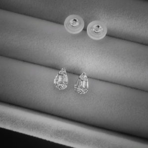 DEVASHRII JEWEL • 廸瓦許輕珠寶 | Teardrop Pear Diamond 0.16 克拉梨形水滴鑽石耳環